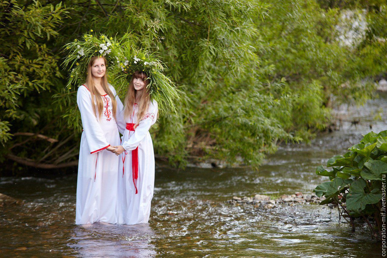 Women in Slavic costumes in Datong