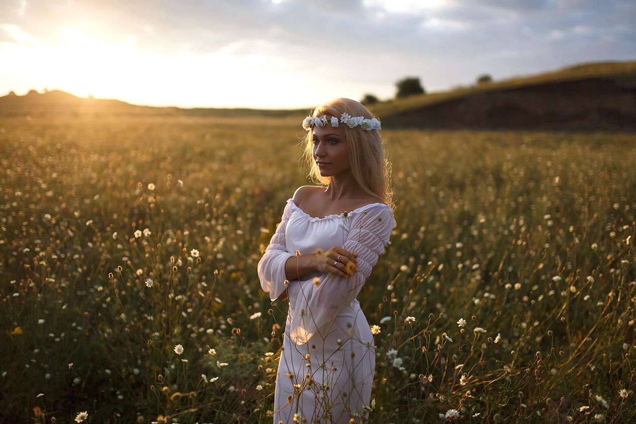 Girls in Slavic costumes in Datong