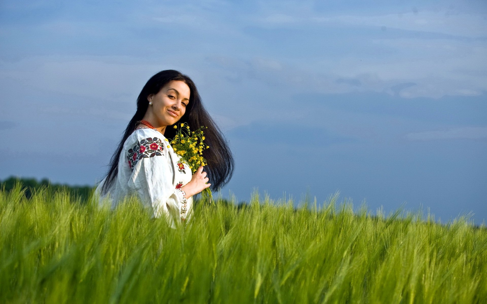 Girls in Slavic costumes in Datong