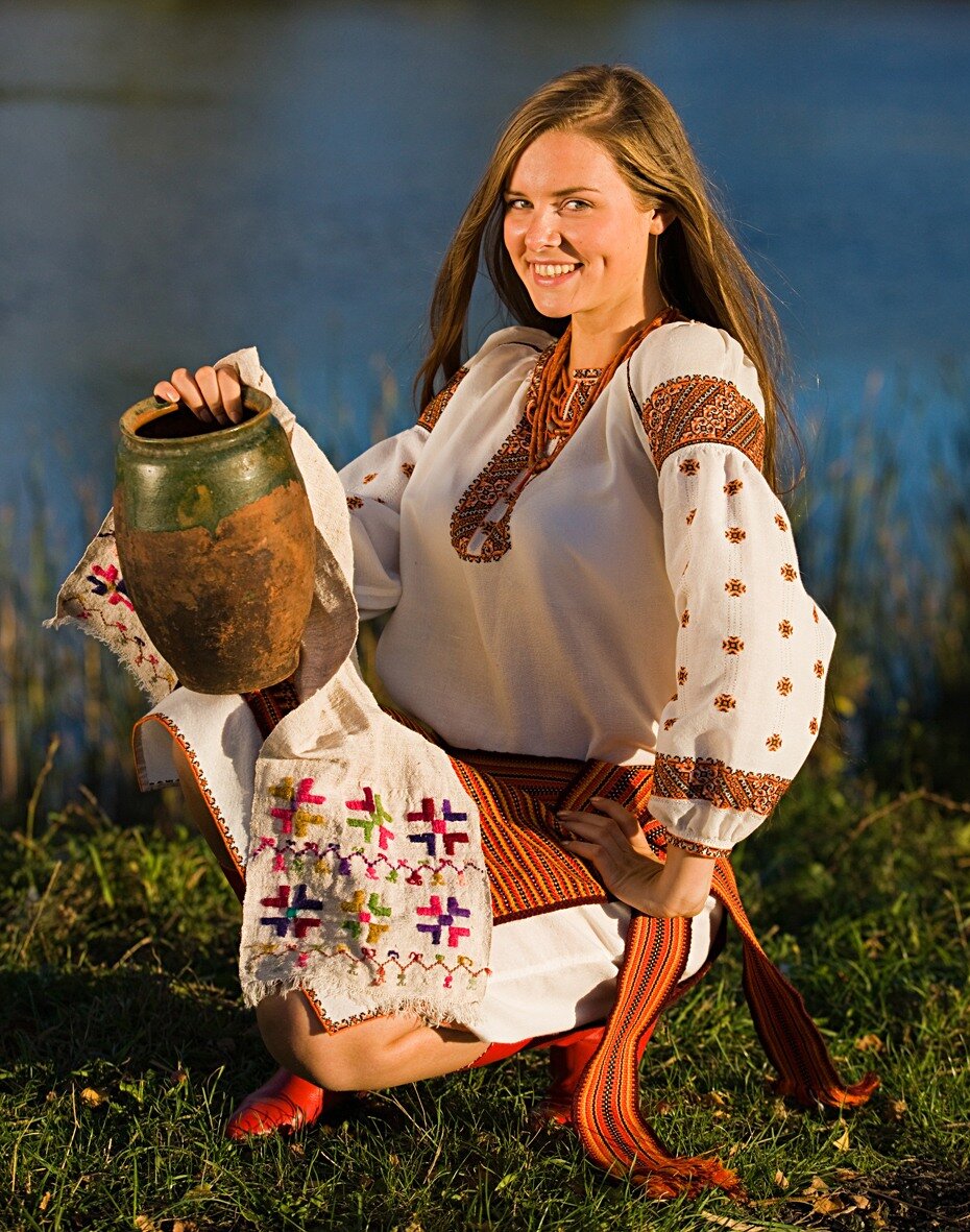 Girls in Slavic costumes in Datong